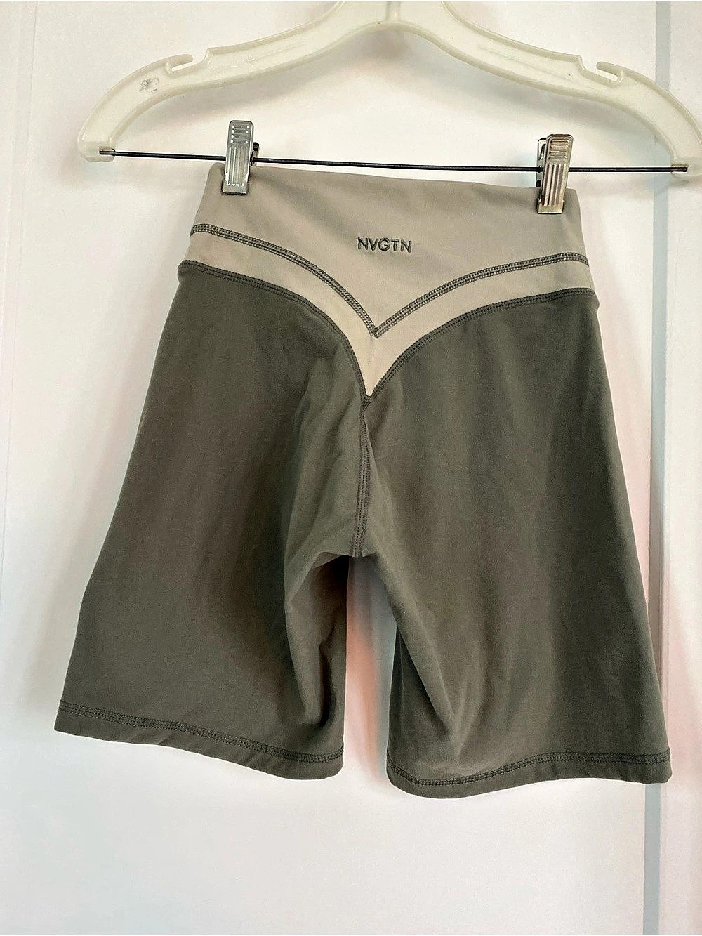 NVGTN Contour Seamless Shorts Athletic Shorts in Green & Gray